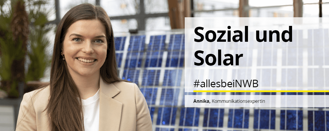 Mitarbeiterin vor Solaranlage